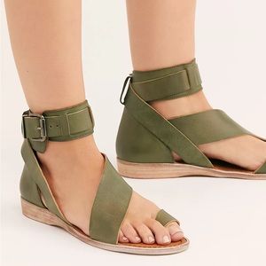 NIB FREE PEOPLE VALE BOOT SANDALS (39)